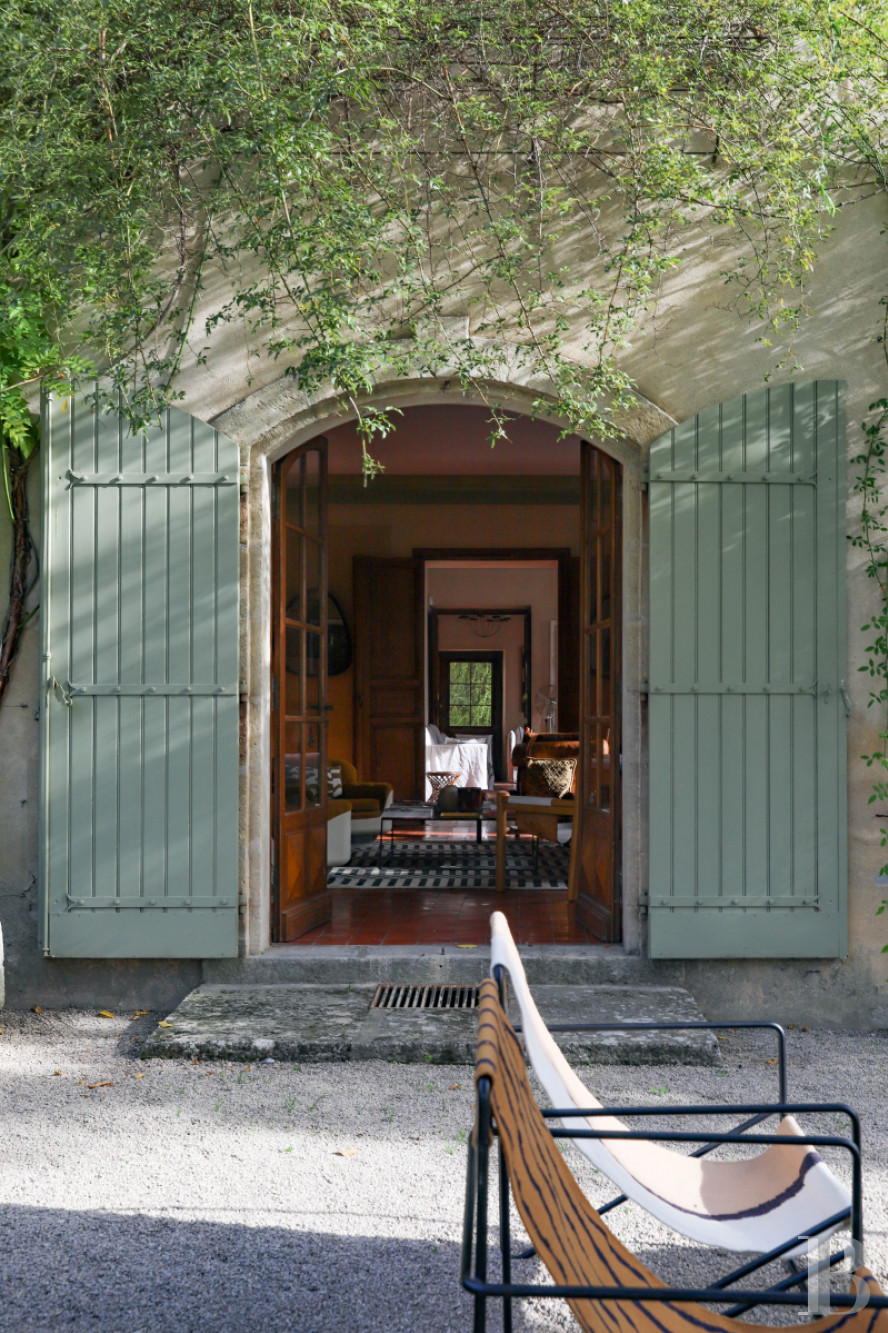Dans les Alpes-de-Haute-Provence, au sud de Forcalquier, une maison de village traditionnelle et audacieuse - photo  n°7